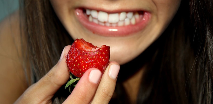 Food + teeth, snacking increases the risk of tooth decay