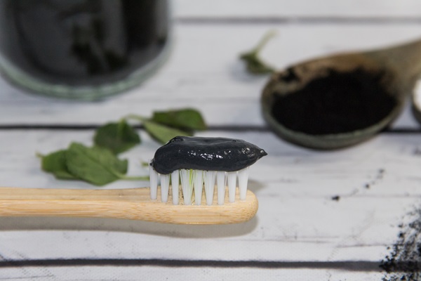 Ingredients for making activated charcoal toothpaste